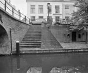 858477 Gezicht op de werftrap naast de Brigittenbrug over de Nieuwegracht te Utrecht.